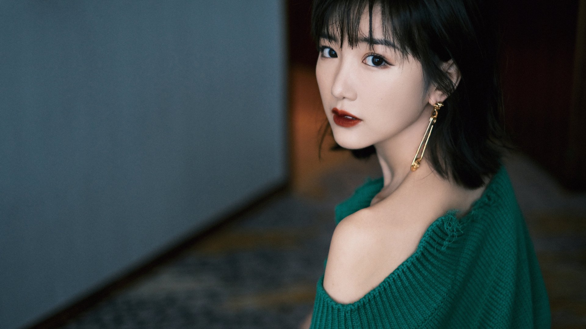 当伊朗球迷高唱法比尼奥，一场虚拟对决中，不在场的在场者